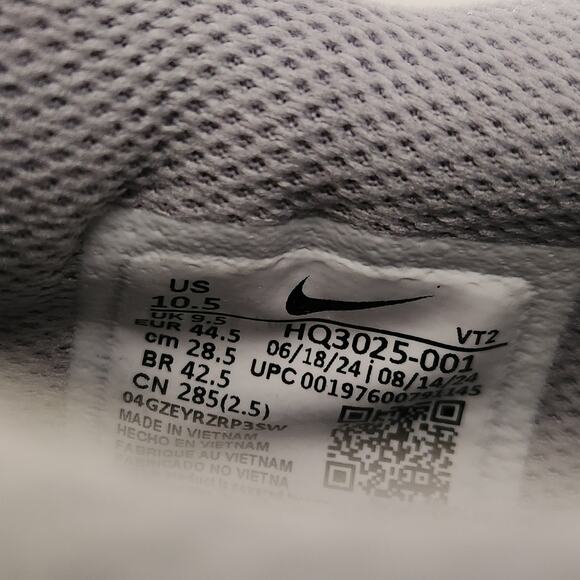 Nike Air Max 2013 Men\'s Shoes (HQ3025-001, Silver//black ) Size 10.5 main image 10